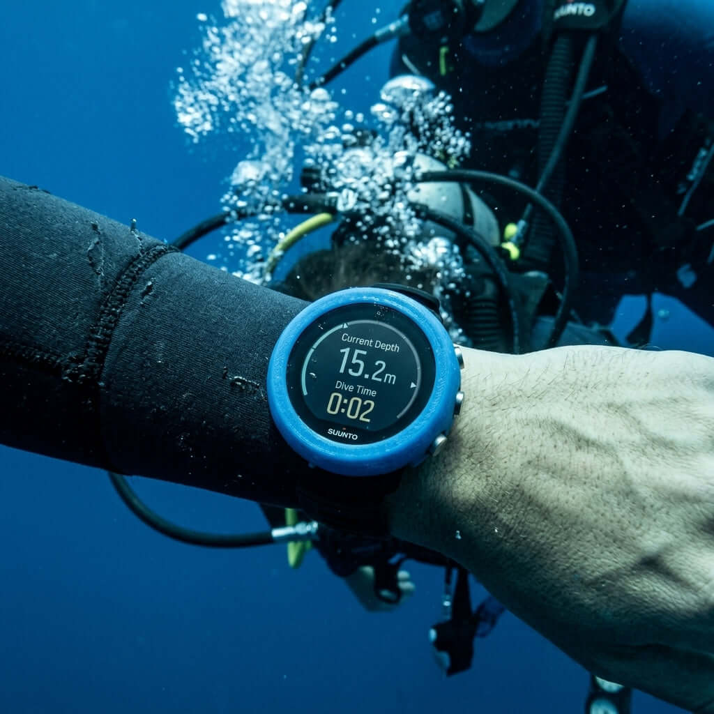 Hülle für Suunto D5 - Band auf einem Tauchcomputer unter Wasser mit Taucher im Hintergrund.