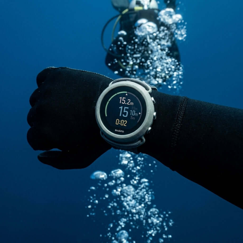 Hülle für Suunto D5 - Bungee Version 1 am Handgelenk eines Tauchers unter Wasser, umgeben von Luftblasen.
