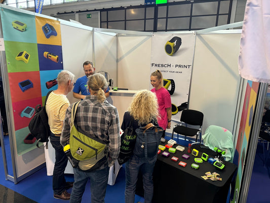 Besucher am Fresch-Print auf der Interdive 2024 – Ein voller Erfolg! Stand, begutachten Tauchcomputerhüllen.