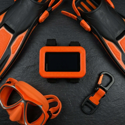Hülle für Garmin Descent X50i, stylische orange Schutzhülle umgeben von Tauchzubehör.