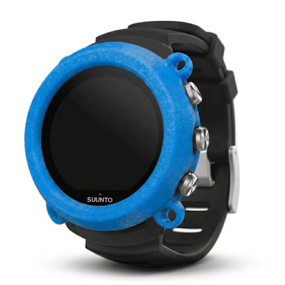 Hülle für Suunto D5 - Band + Bungeeösen in blau auf einem Tauchcomputer, bietet Schutz und Sicherheit.