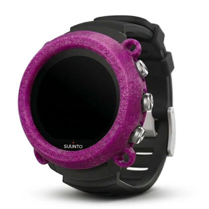 Hülle für Suunto D5 - Band + Bungeeösen in lila, schützt den Tauchcomputer für Sicherheit und Stil.