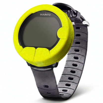 Hülle für Suunto Zoop in leuchtendem Gelb schützt den Tauchcomputer vor Stößen und Kratzern.