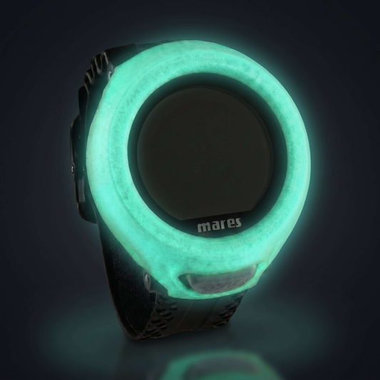 Hülle für Mares Puck 4 / Puck Lite – stilvolle, leuchtende Schutzhülle für Tauchcomputer in dunklem Hintergrund.