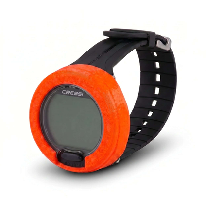 Hülle für Cressi Leonardo – Schutzhülle für den Cressi Donatello Tauchcomputer in leuchtendem Orange.