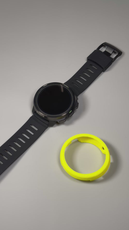 Schutzhülle für Suunto Ocean und Nautic S Band mit schwarzem Tauchcomputer und gelber Schutzhülle auf grauem Hintergrund.